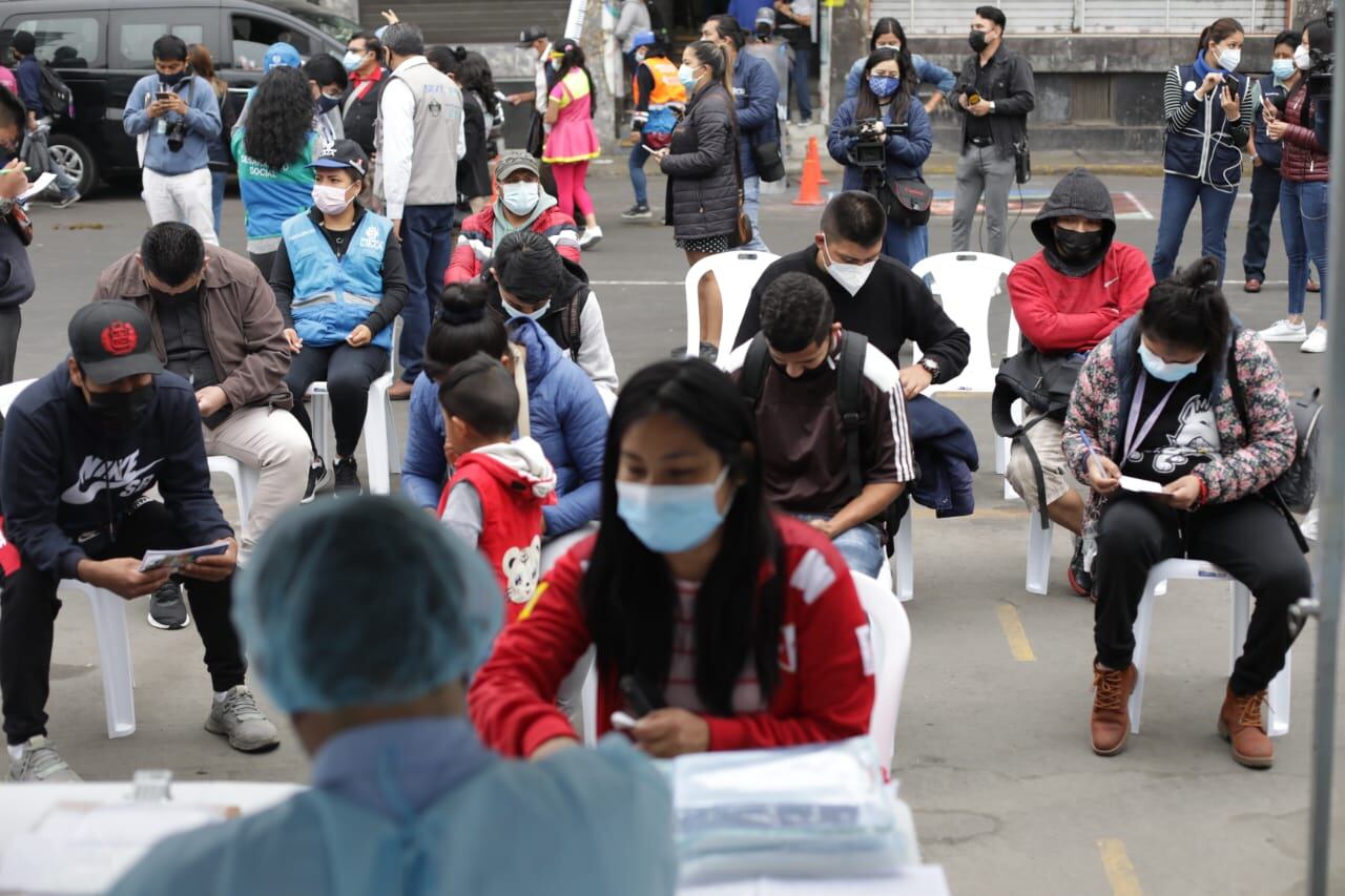 Minsa vacuna contra el coronavirus a comerciantes y público que se encuentre en Mesa Redonda. Foto: Britanie Arroyo/@photo.gec