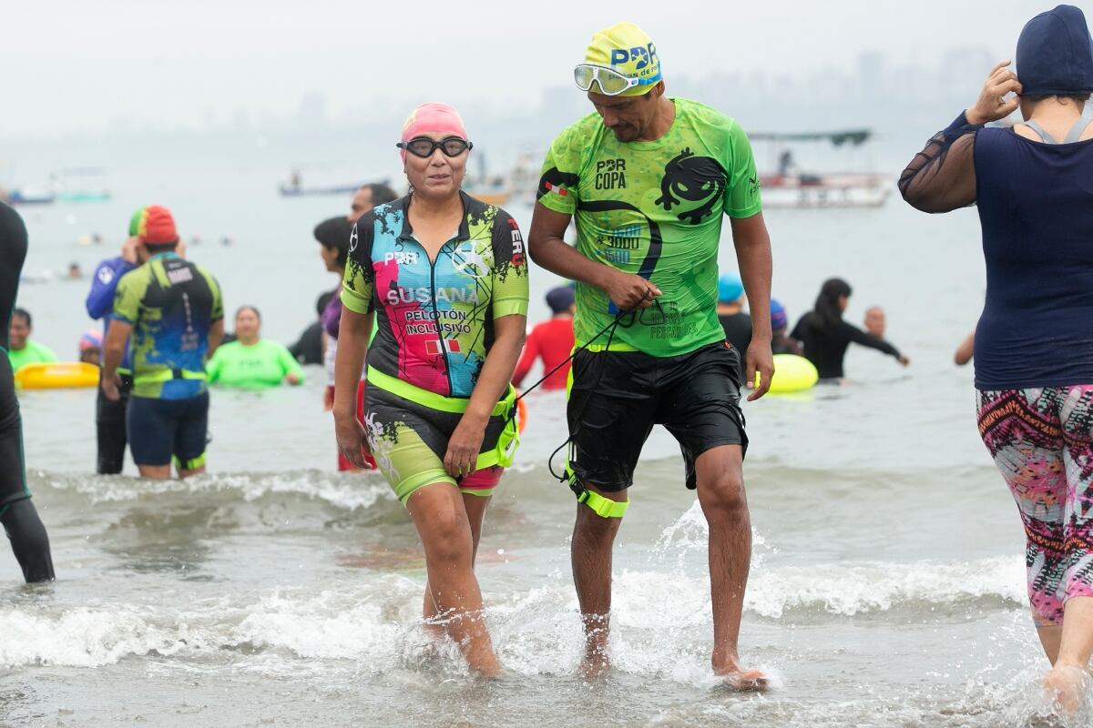 Saliendo del mar junto a su guía. Foto: Eduardo Cavero.
