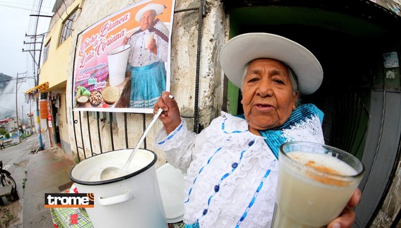 Doña 'Cipri' es ejemplo de madre luchadora. Esta abuelita sigue deleitando a muchos con su especial chicha blanca. (Isabel Medina / Trome / Foto: Pensión 65).