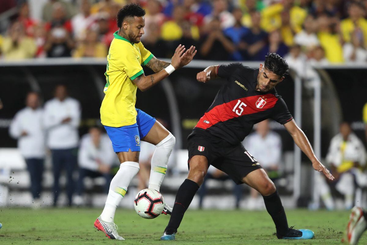 Carlos Zambrano disputando el balón ante Neymar en la Copa América Brasil 2019