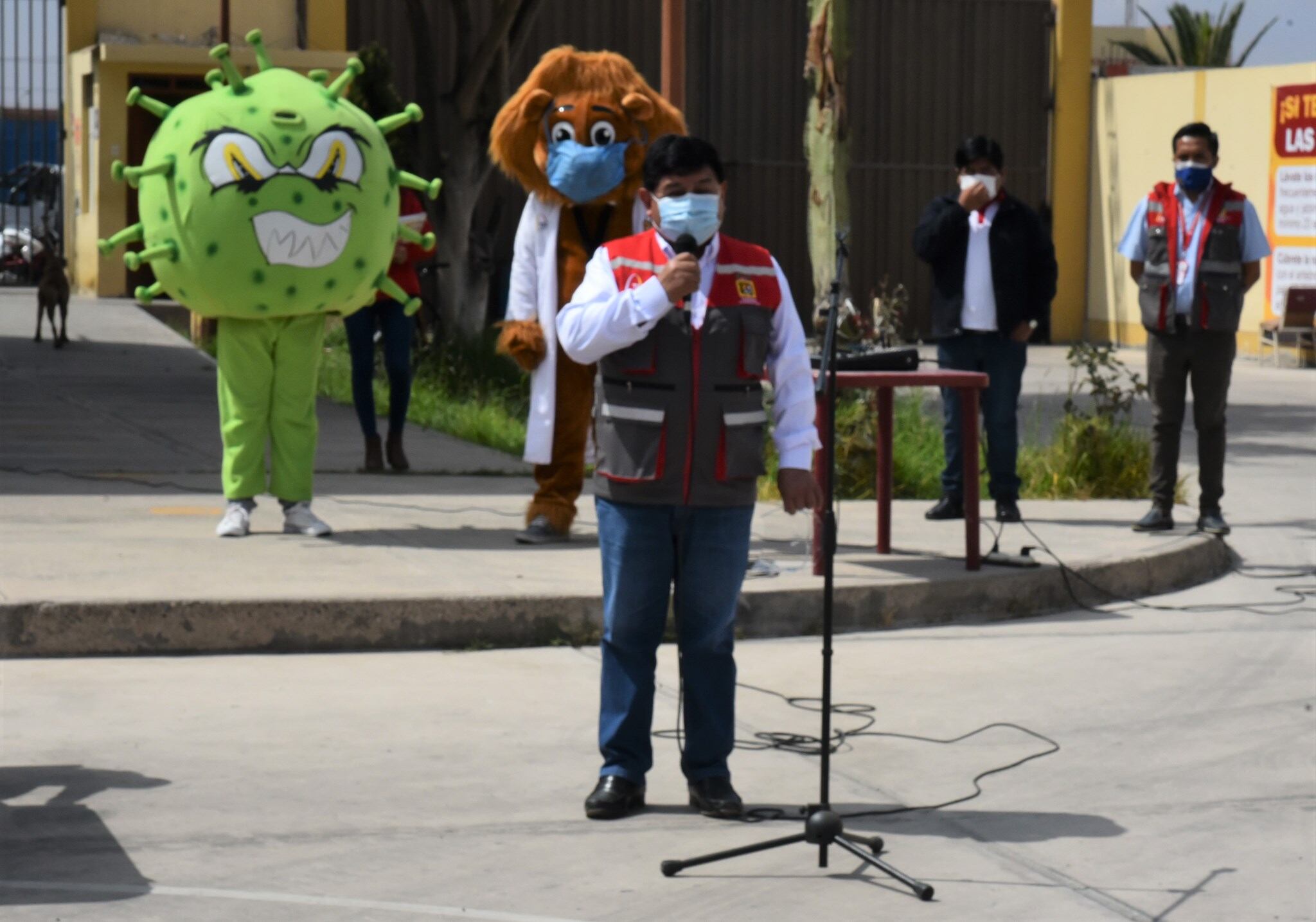 Alcalde provincial encabezó la ceremonia de entrega de las mochilas.