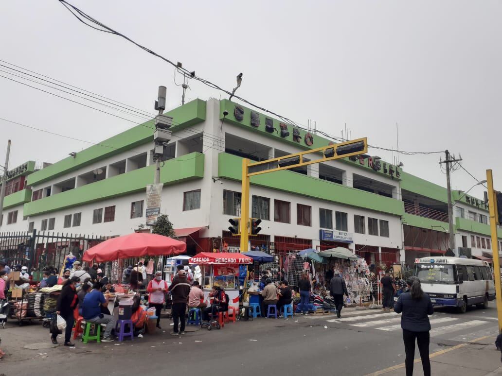 Milagros Fernández Aulla (27) fue a un mercado para que le hagan unos masajes y le practicaron una liposucción. Días después, falleció de infección generalizada. La 'falsa cosmiatra' Hermelinda Machoa Tamani, fue detenida en su fiesta de cumpleaños. (foto: TROME)