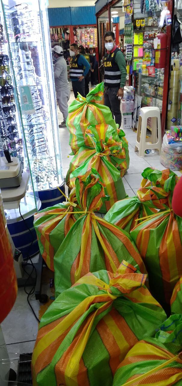 Policía Fiscal realizó un exitoso operativo en galería de Mesa Redonda.