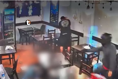 ¡Terror en Chepén! Cámaras captan a sicarios acribillando a extranjero dentro de restaurante frente a otr...