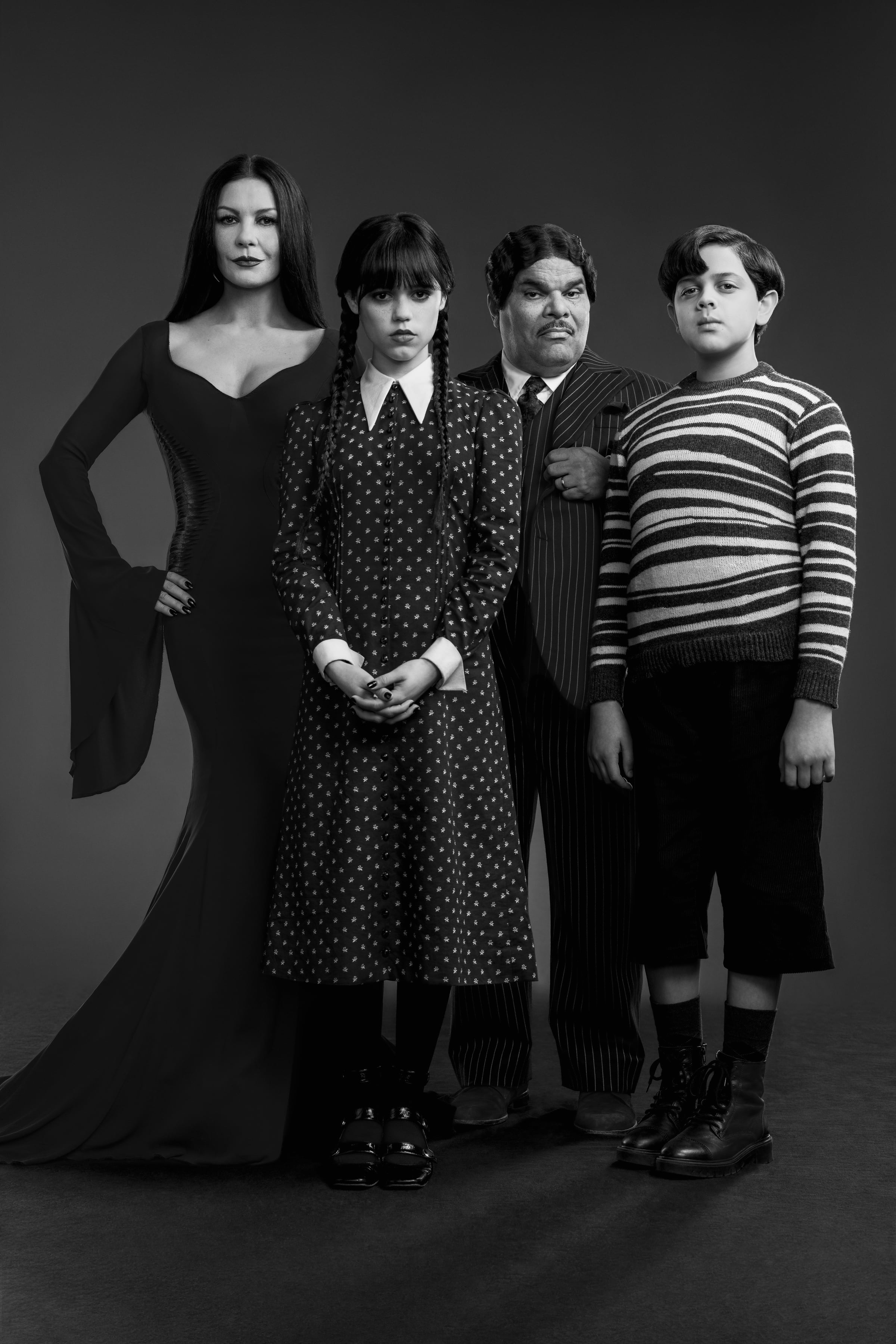 Catherine Zeta-Jones como Morticia, Jenna Ortega como Wednesday, Luis Guzman en el papel de Homero e Issac Ordonez como Pericles en "Wednesday" (Foto: Netflix)