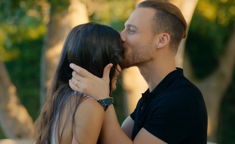 Eda le da la noticia a Serkan de que está embaraza (Foto: Love Is in the Air / MF Yapım)