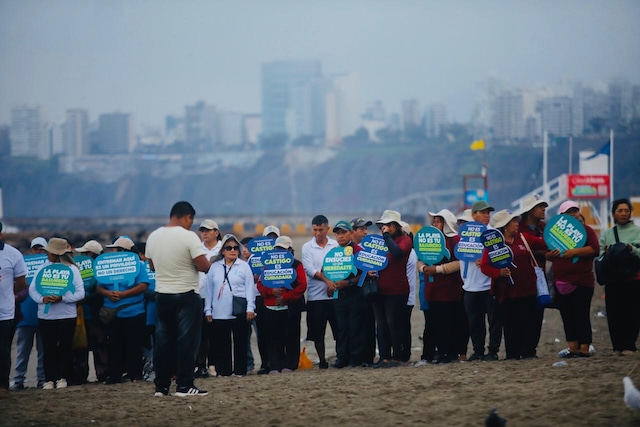 Voluntarios en cuadrillas realizaron trabajos de limpieza. (Fotos: Julio Reaño y César Grados @photo.gec)