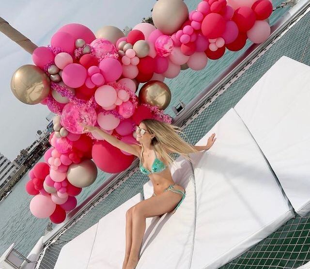 Richard Acuña sorprende a su esposa Brunella Horna con cuantiosa fiesta en yate.