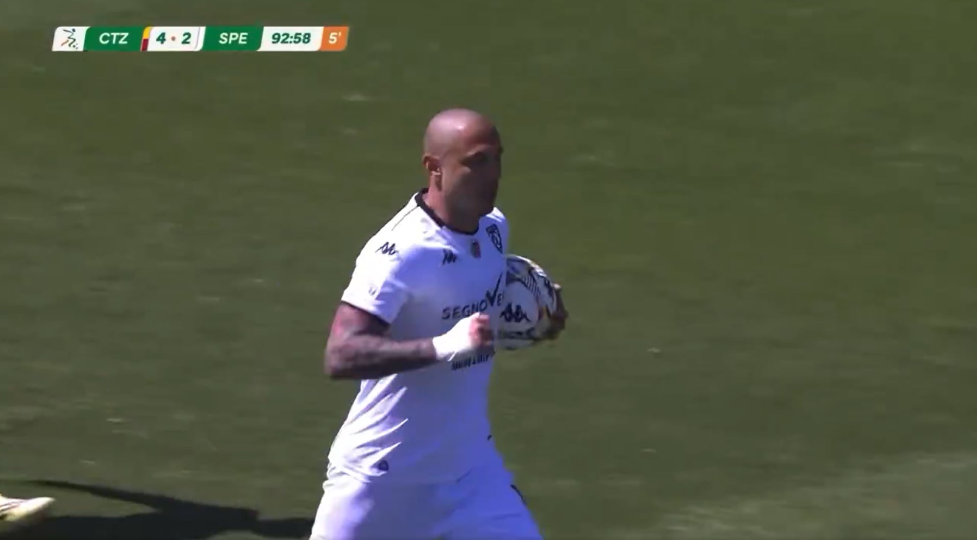 Gianluca Lapadula volvió a marcar, pero su equipo perdió ante Catanzaro y sigue comprometido con el descenso en la Serie B.