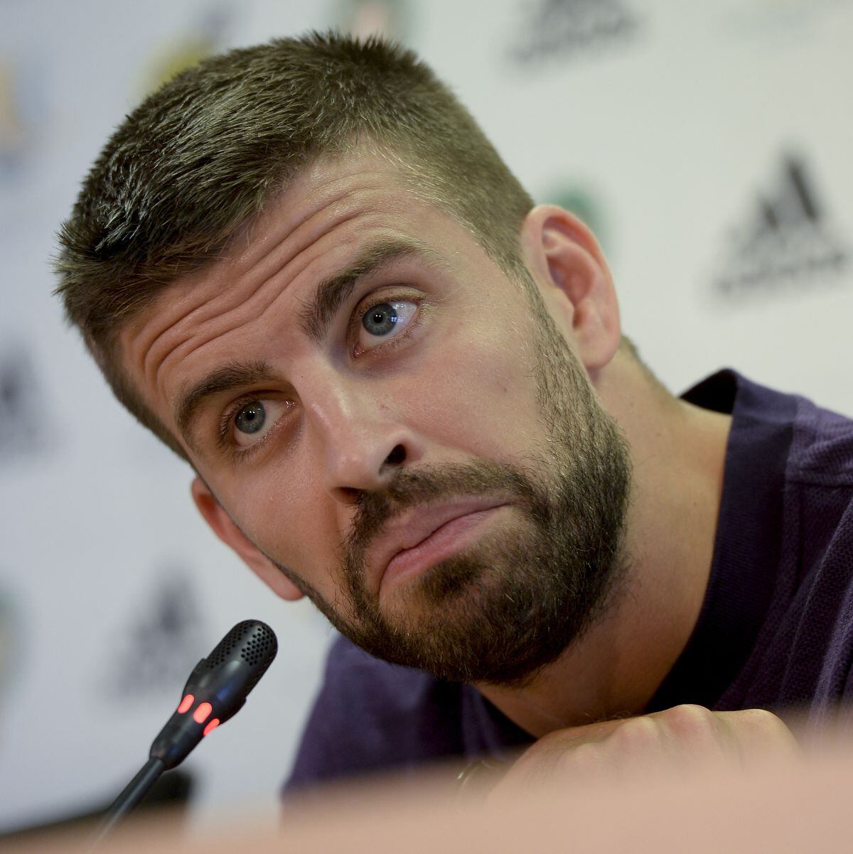 Gerard Piqué en una conferencia de prensa en el centro deportivo del FC Barcelona 'Joan Gamper' el 11 de agosto de 2018, en vísperas del partido final de la Supercopa de España entre el Barcelona y el Sevilla (Foto: Josep Lago / AFP)
