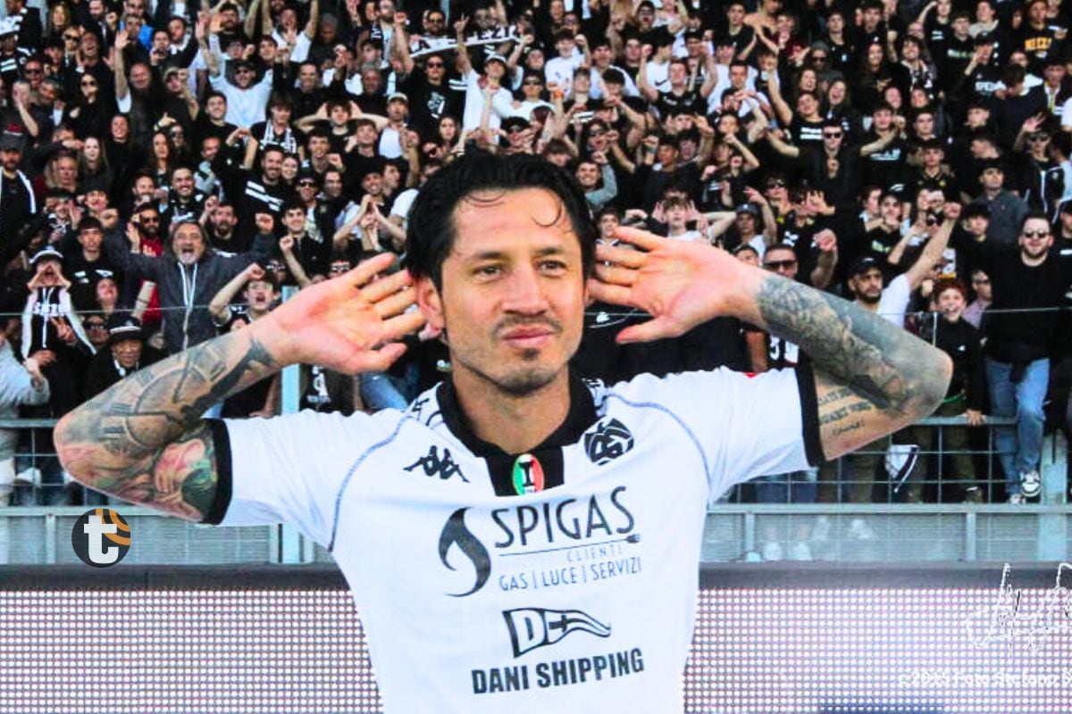 Gianluca Lapadula analiza la propuesta de Universitario. (Foto: AP)