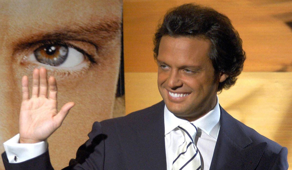 A inicios de su carrera musical, el padre de Luis Miguel se hizo cargo de todo, pero cundo cumplió la mayoría de edad, jamás le entregó el dinero que él había ganado. (Foto: Esteban Fabián / MVT / AFP)
