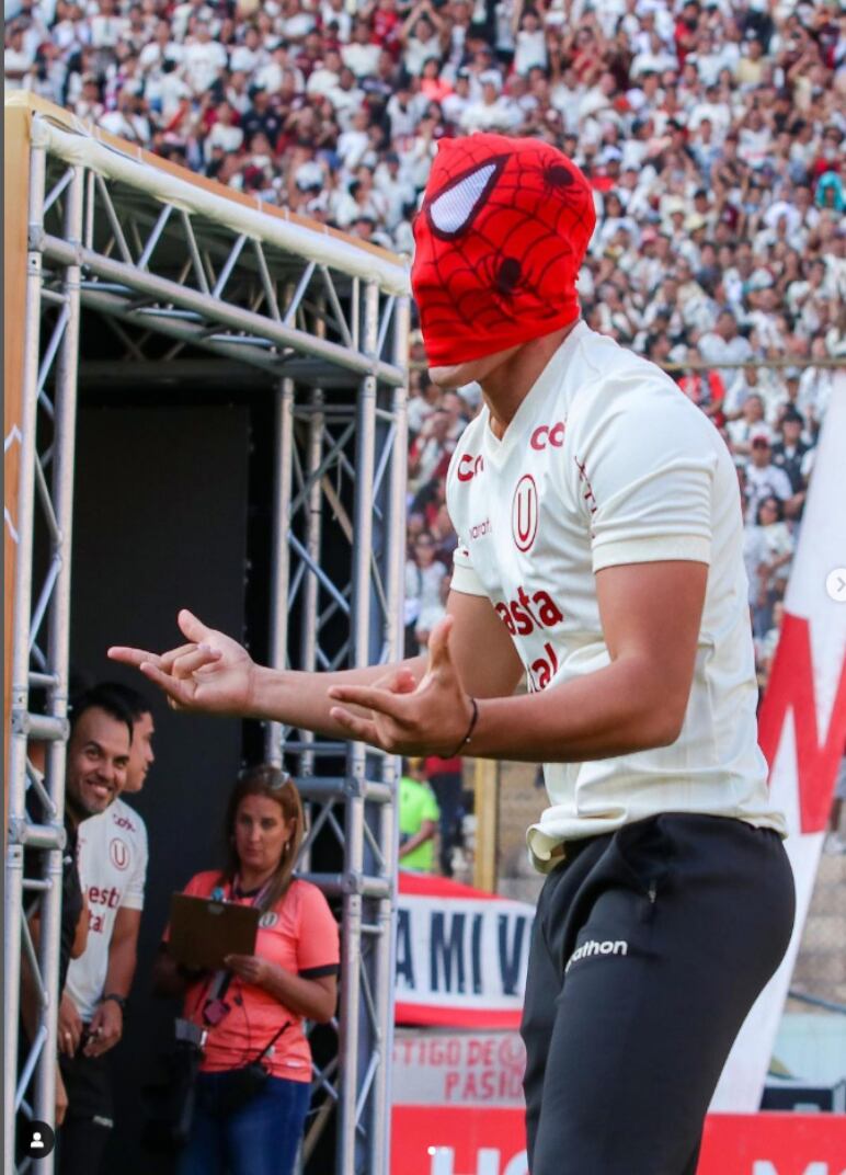 Fanático del 'Hombre Araña' celebró el título nacional 2023 con Universitario de Deportes