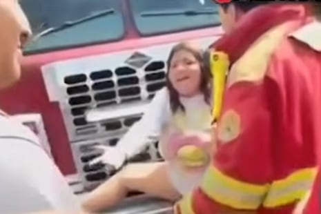 San Borja: Mujer se pelea con su pareja e impide el paso de camión de bomberos que se dirigía a emergenci...