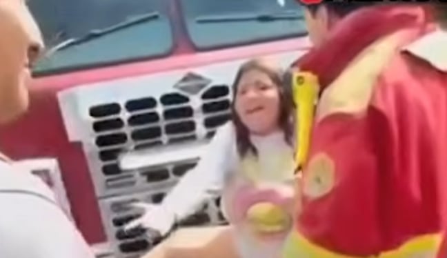 Mujer se pelea con su pareja e impide el paso de camión de bomberos que se dirigía a emergencia