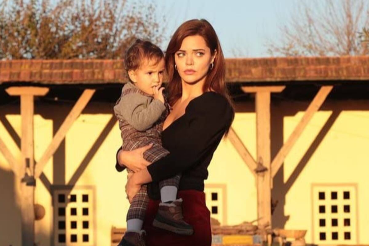 Züleyha alzando en brazos a su hijo Adnan. (Foto: Tims & B Productions)