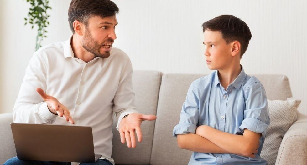 Los niños no aprenden si les dices: ‘Ten paciencia’ o ‘espera’. No saben realmente qué significa eso, es mejor enseñarles con ciertos recursos didácticos como: juegos por turnos. Foto: iStock.