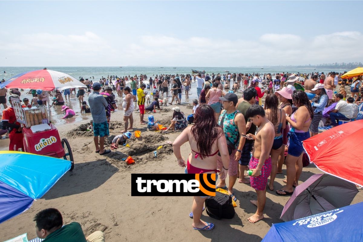 Veraneantes festejan en playita Agua Dulce para iniciar bien el año. Foto: Fernando Sangama/Exclusivo Trome.