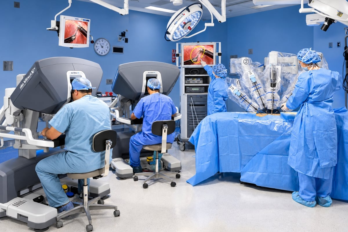 El cirujano controla los brazos robóticos desde una consola, mientras el equipo médico supervisa el procedimiento. Foto: Internet.