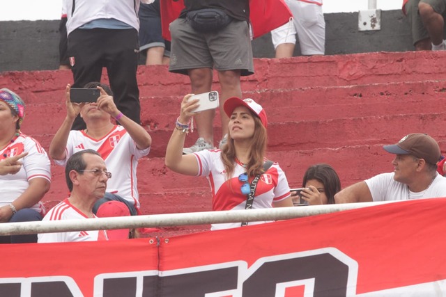 Hinchas peruanos alientan a la selección previo a su encuentro con Paraguay en Ciudad del Este. Foto: Alan Ramírez