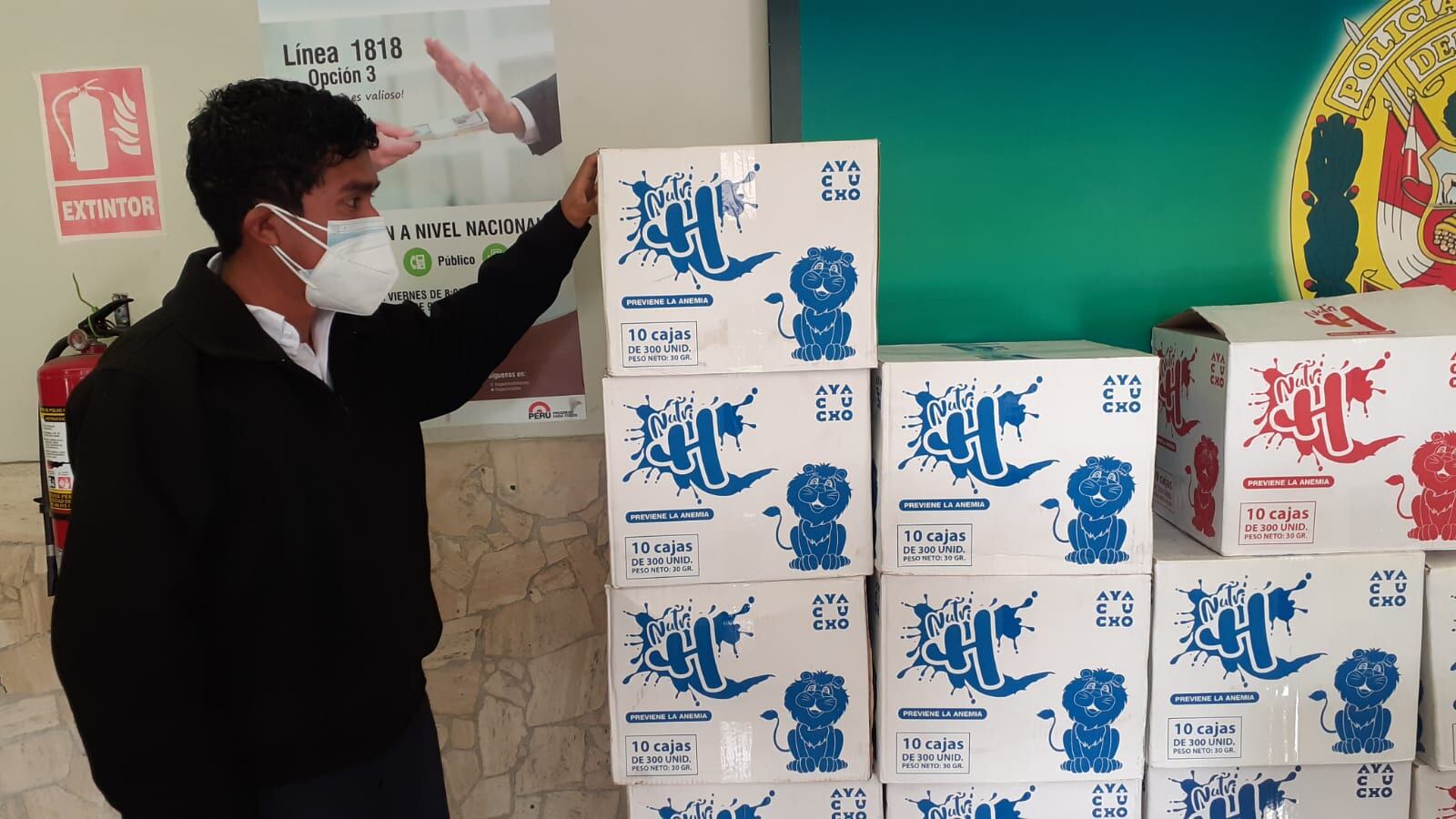 Policías de Inteligencia de la comisaría de Apolo intervinieron a Ingrid Bravo Abanto (35), e incautaron en su vivienda, en La Victoria, 24 cajas grandes de galletas Nutri H (para combatir la anemia), cuyo creador, Julio Garay, denunció que fue estafado por una banda de sujetos. (foto: Mónica Rochabrum)