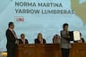 Norma Yarrow hace feo desplante al presidente del JNE Roberto Burneo durante entrega de credenciales a diputados electos | VIDEO