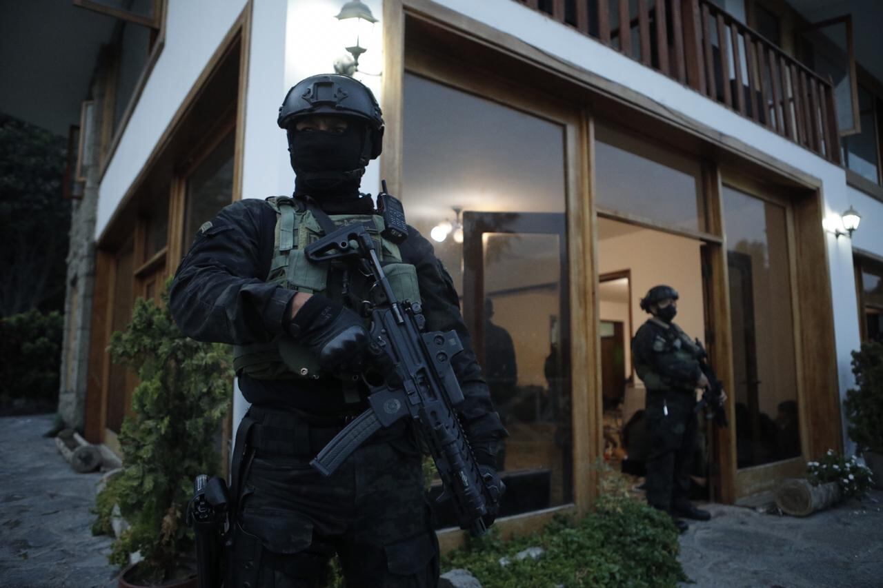 El coronel PNP Víctor Revoredo Farfán, jefe de la Brigada Especial de Lucha contra la Criminalidad Extranjera de la PNP, señaló que la propiedad funciona como una casa club. Aclaró que continúan las investigaciones, pero que los intervenidos serán acusados por los presuntos delitos de peligro común, delito de tráfico ilícito de drogas y violar las normas sanitarias en plena pandemia. (Foto: Joel Alonzo/ @photo.gec)