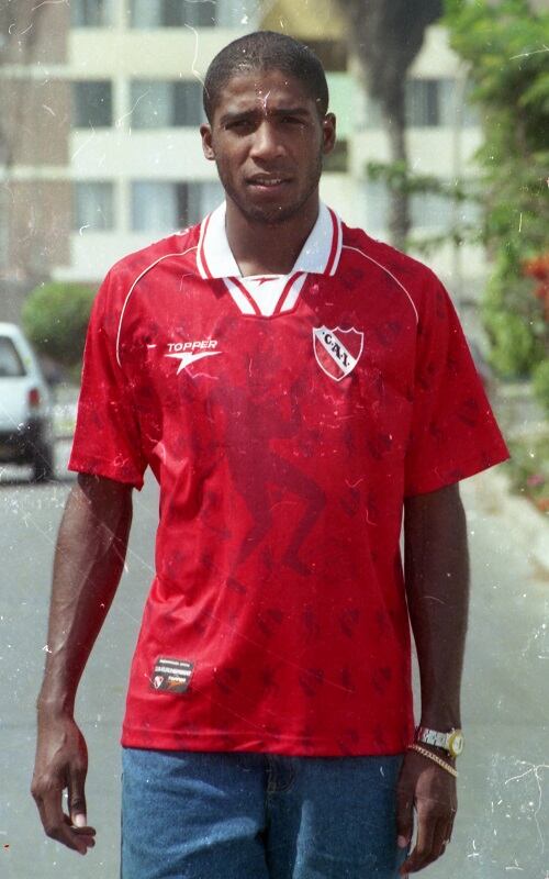 El año 1999, Guadalupe es vendido al Independiente de Argentina, club con el cual anota un gol contra Corinthians en un partido válido por la Copa Mercosur. A nivel internacional también jugo por el Malinas de Bélgica y el Veria F.C. de Grecia. (Foto GEC Archivo Histórico)