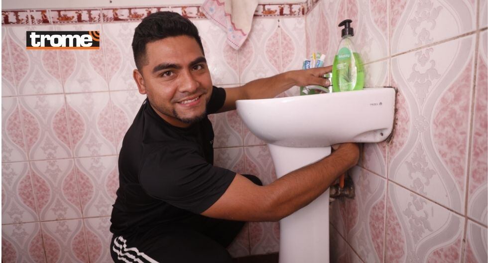 Durante la pandemia sacó adelante a su familia con su trabajo como gasfitero y enchapador de mayólicas. (Foto: Trome)