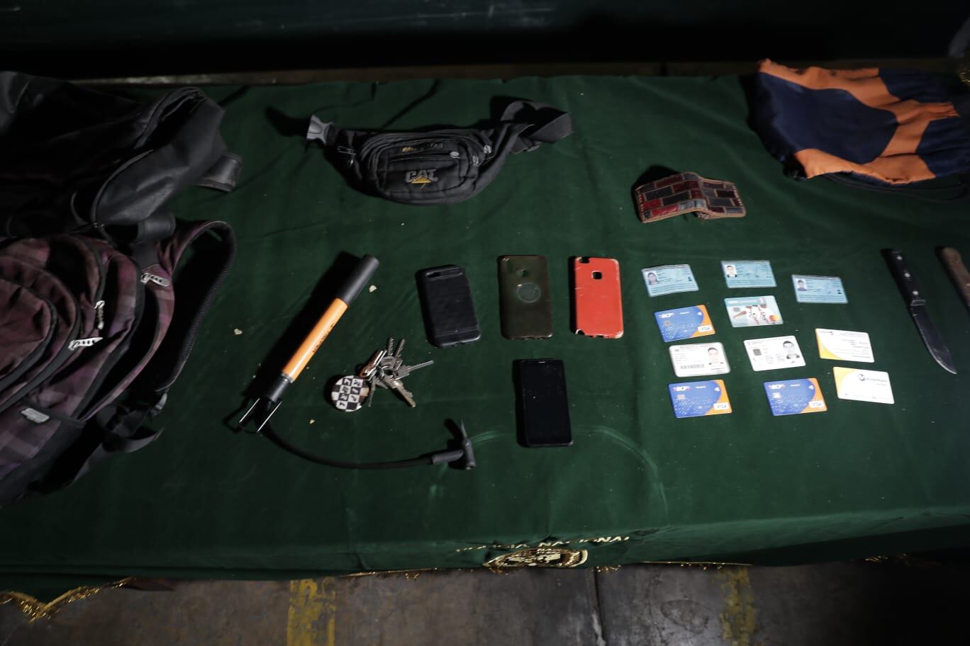 El venezolano Edwar Alexander Hernández Sandoval (33) y Xander Pacaya Sinuiri (18), que serían de la banda 'Los Feroces del Morro Solar', fueron atrapados en un cerro, cuando fugaban corriendo tras asaltar a mano armada a ocho ciclistas, a quienes atacaron a golpes para robarles sus pertenencias, en Chorrillos. (foto: Renzo Salazar/GEC)