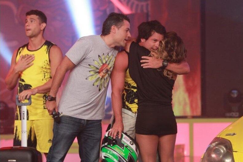 Mario Hart se saluda efusivamente con Johanna San Miguel, entonces conductora de Esto es Guerra. (Foto: Peru.com)