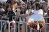 ¡Agüita para las ARMY! Bomberos sorprenden a fans de BTS expuestas al calor en exteriores del Estadio San Marcos