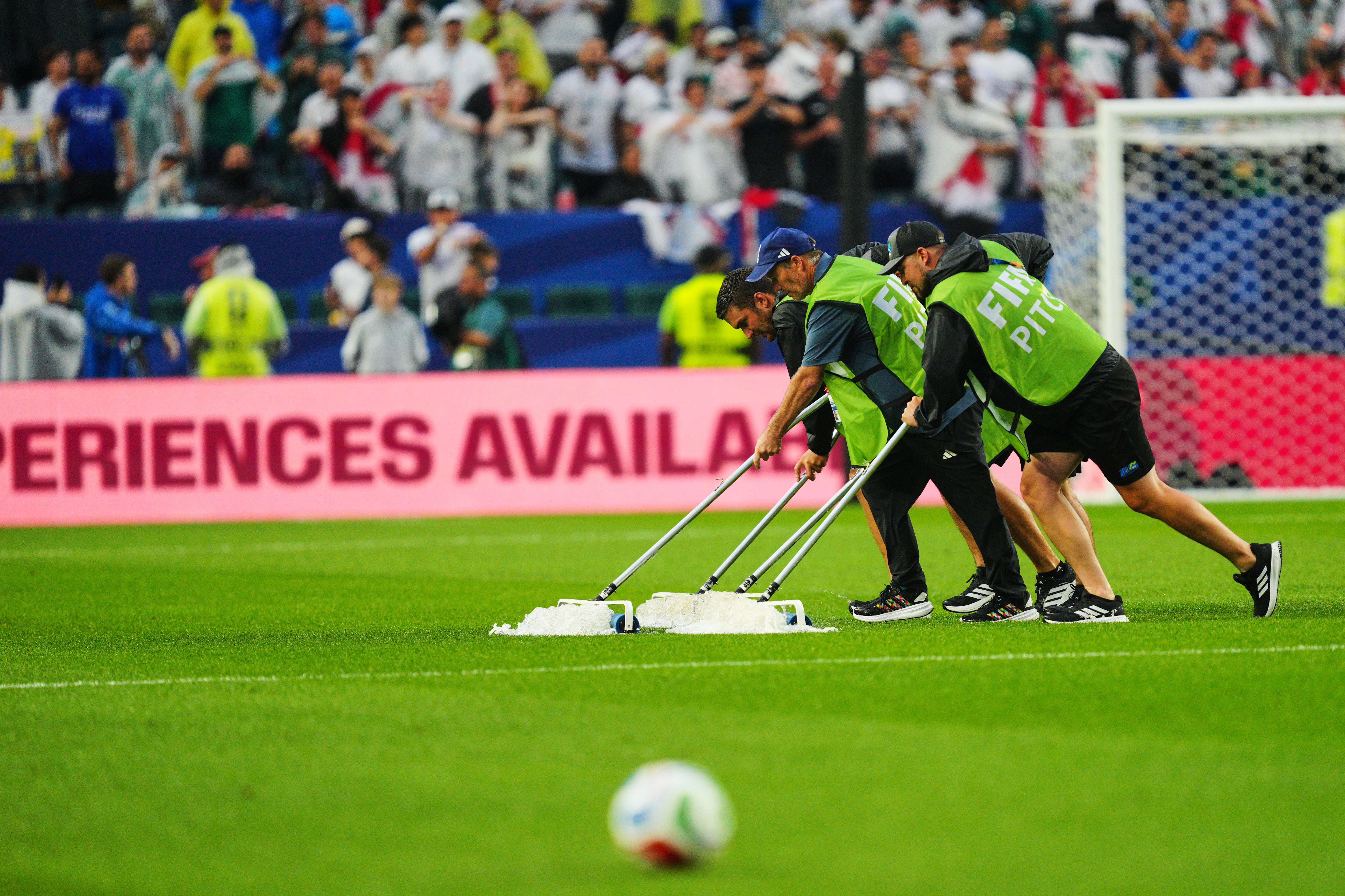 Personal del Mundial 2026 obligado a sacar el agua del campo. (AP Photo/Derik Hamilton)