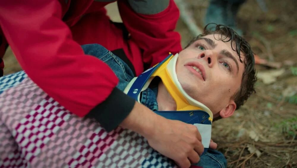 Emir sobrevive al accidente en la telenovela turca "Hermanos" (Foto: NG Medya)