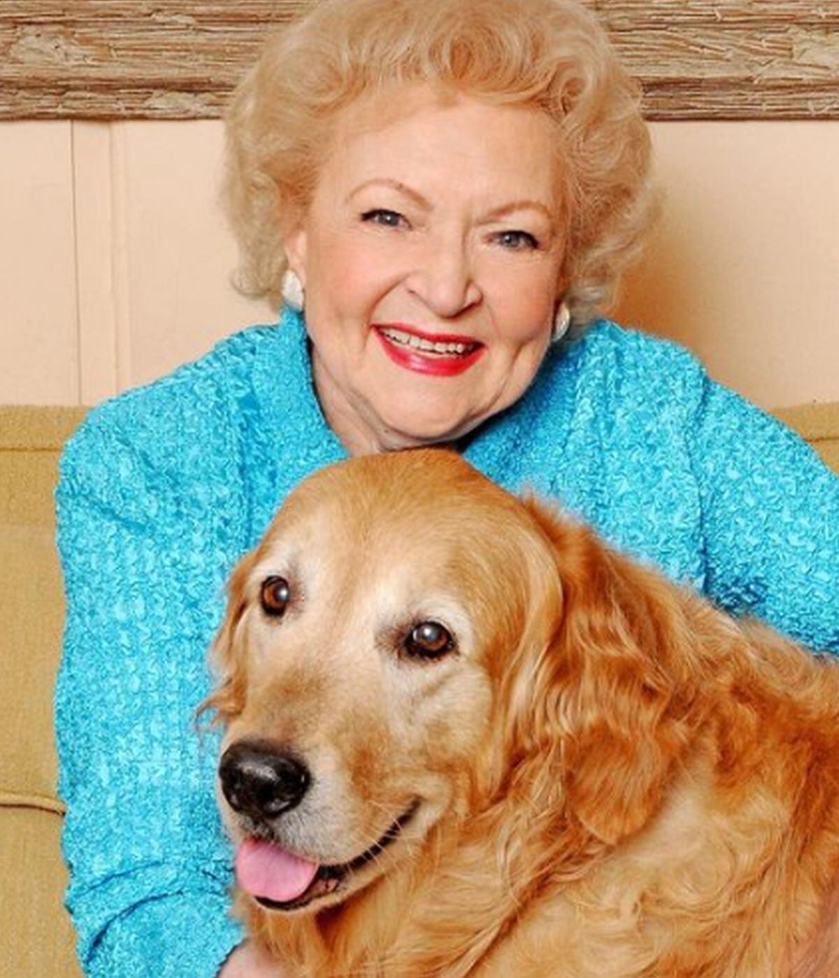 Pontiac ocupa la séptima ubicación de las mascotas más adineradas. Aquí junto a su dueña (Foto: Betty White / Instagram)