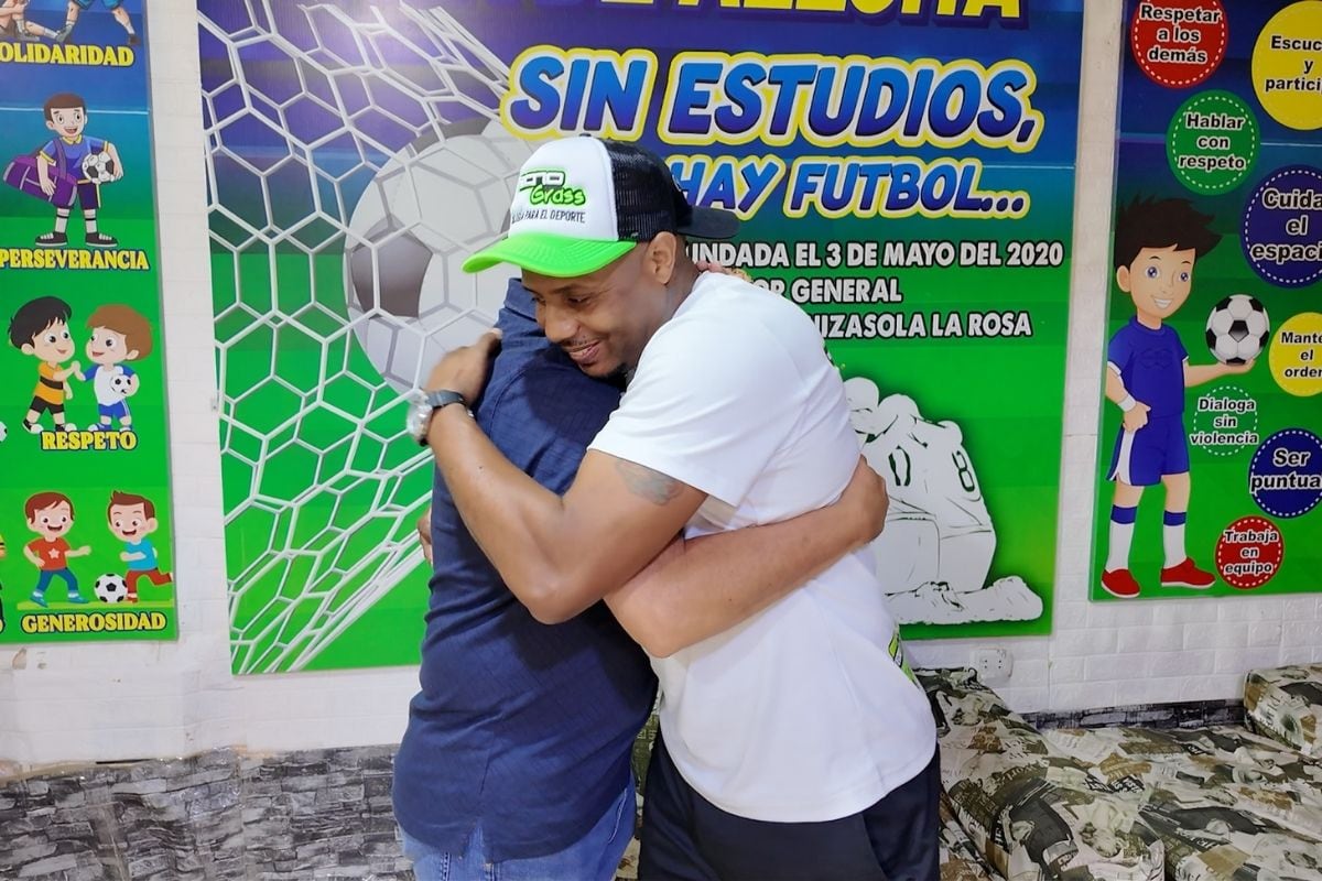 Roberto Guizasola recibe un abrazo sincero de parte de Puchungo Yáñez (Foto: GEC)