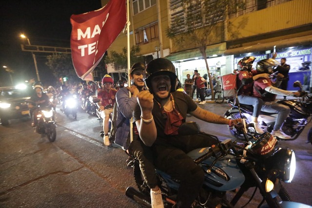 Caravana de motociclistas venezolanos recorren los alrededores del Estadio Nacional para alentar a la Vinotinto. Foto: Anthony Niño de Guzmán/ @photo.gec