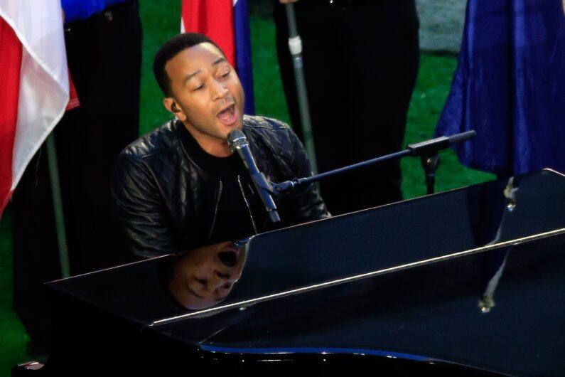 John Legend en el inicio del Super Bowl XLXI. | Foto: Getty Images