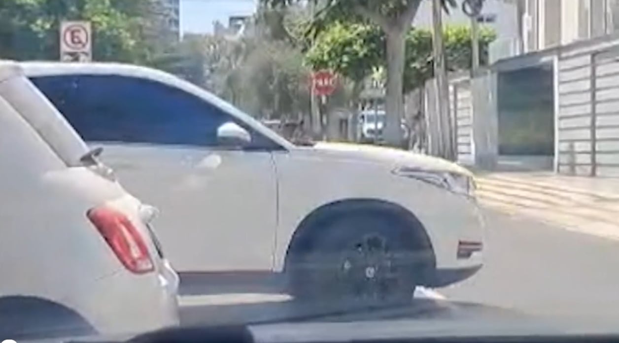 Auto de Onelia Molina es captado saliendo del departamento de Kevin Díaz un día después de llegar.