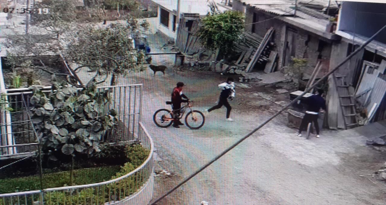 Delincuentes armados, a bordo de un mototaxi azul con puertas y techo blanco, arrastraron a una madre de familia de 47 años, para robarle su cartera.