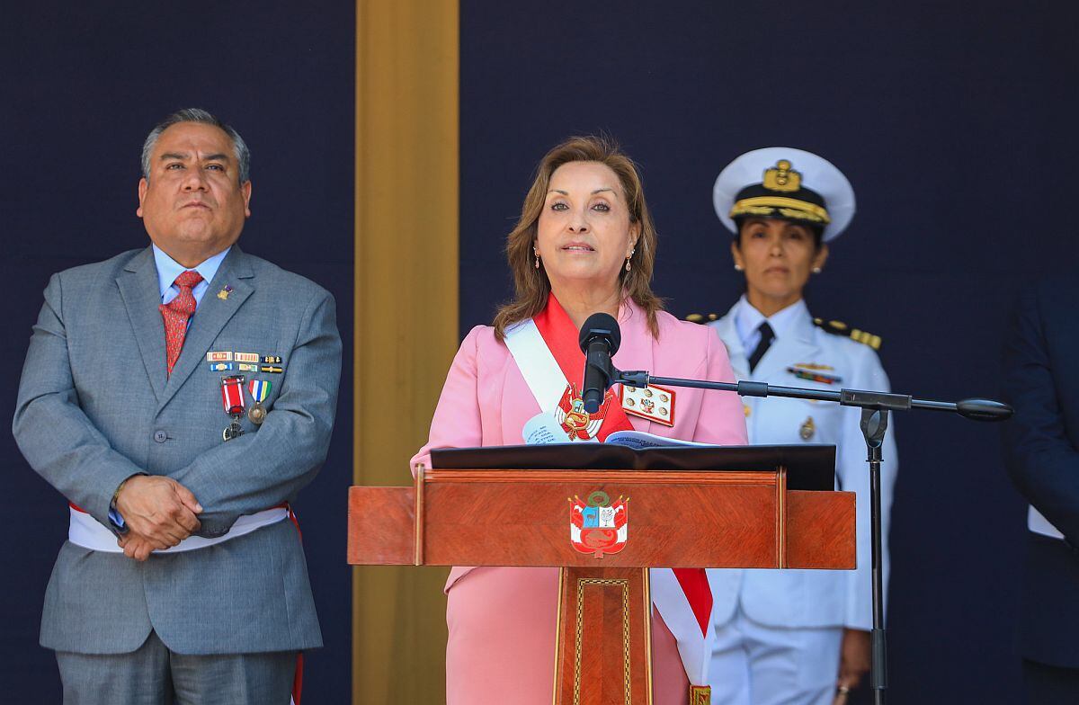 Dina Boluarte dijo que quieren "jalarle la alfombra" al gobierno, durante la ceremonia de clausura dl año académico de la escuela de Marina Mercante. (Foto: Presidencia)