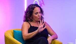 Erika Villalobos confiesa que productor intentó sobrepasarse con ella: “Tenía como 70 años y me quiso besar”