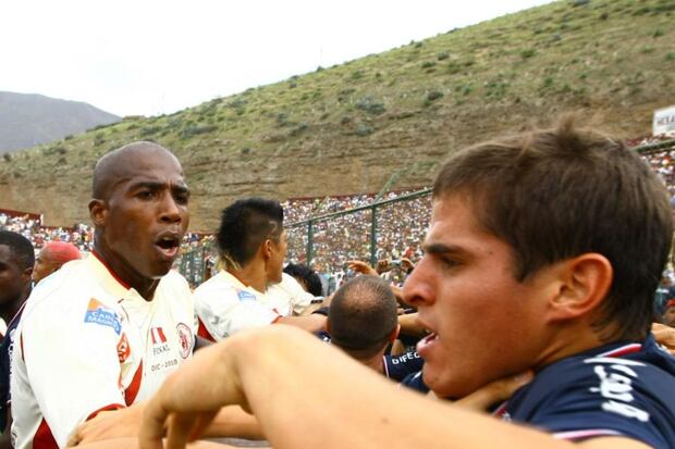 Cuto chapa del cuello a Corzo tras final en Huánuco (Foto: GEC)