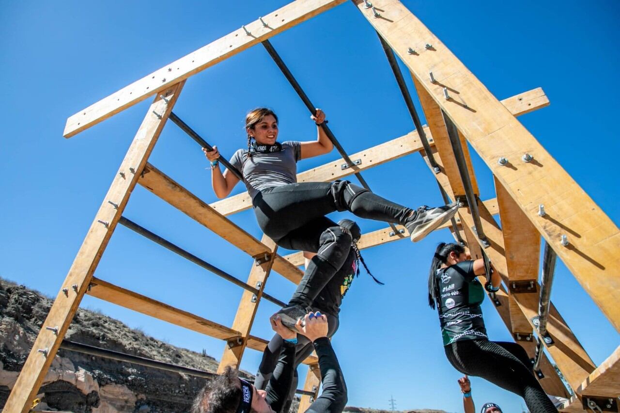 Durante el recorrido de la carrera, un total de 5 kilómetros, se colocan veinte obstáculos diferentes.