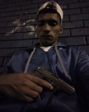 'Pichu' subió dos fotos a su cuenta de Facebook. En ambas posa con armamento.