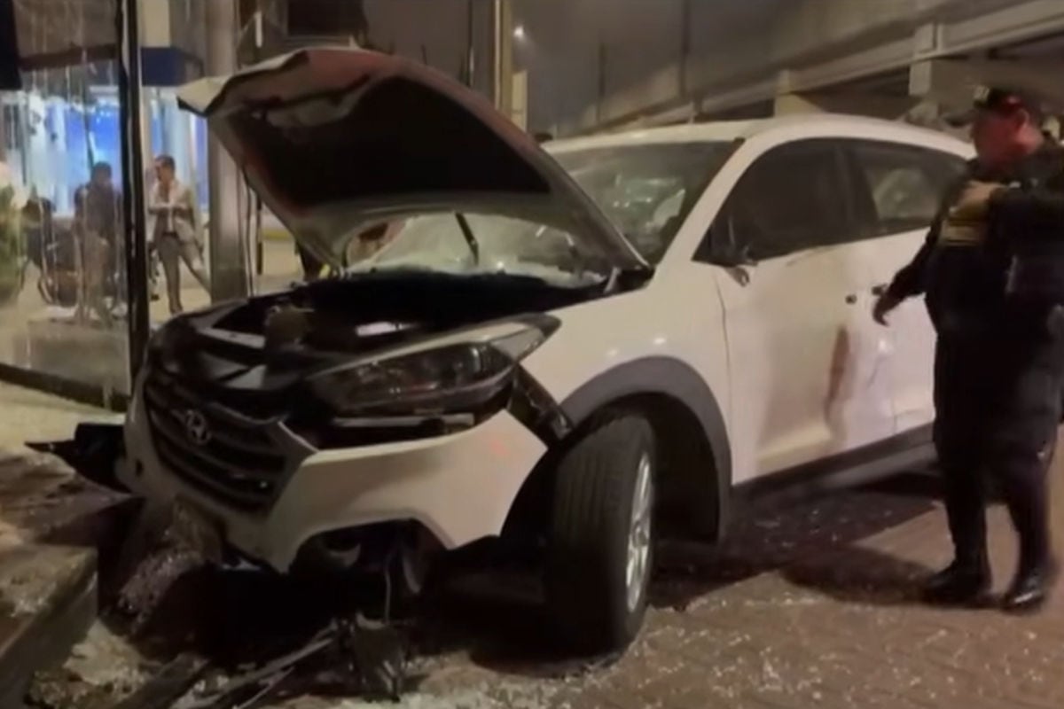 San Borja: dos autos chocan de madrugada y uno derriba la fachada de un restaurante. Foto: Captura de video/RPP