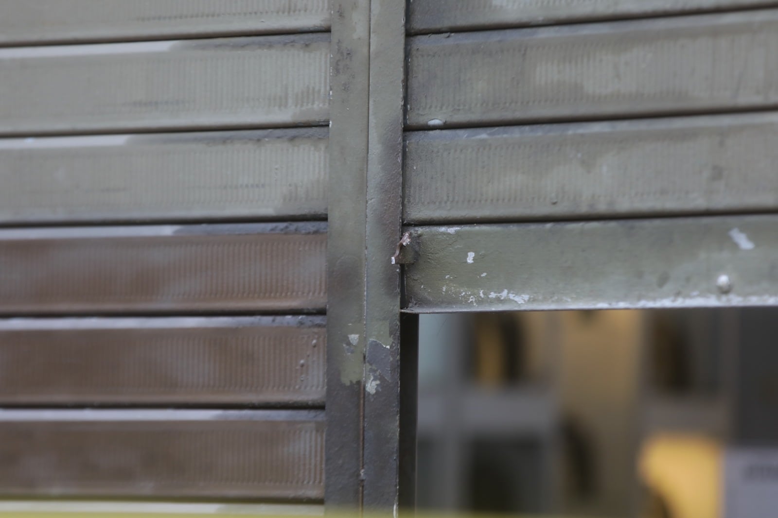 Delincuentes violentaron las orejas de los ganchos donde se colocan los candados de seguridad. | Foto: Violeta Ayasta / Diario Trome