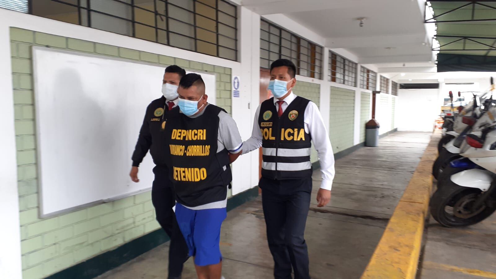 El temible Percy Rojas Gallardo (36), ‘Bolilmbo’ y Ricardo Javier Espinoza Chumbile (39), ‘Cañaña’, (en la foto), que pertenecerían a la banda ‘Los Sanguinarios de San Genaro’, fueron atrapados por policías de Depincri Chorrillos.