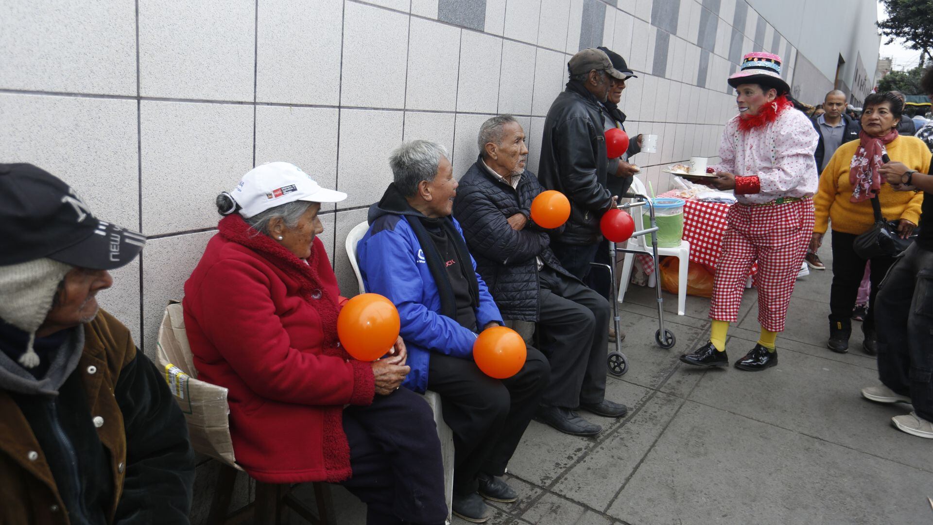 Artista relaciona labores de solidaridad. Foto: Violeta Ayasta