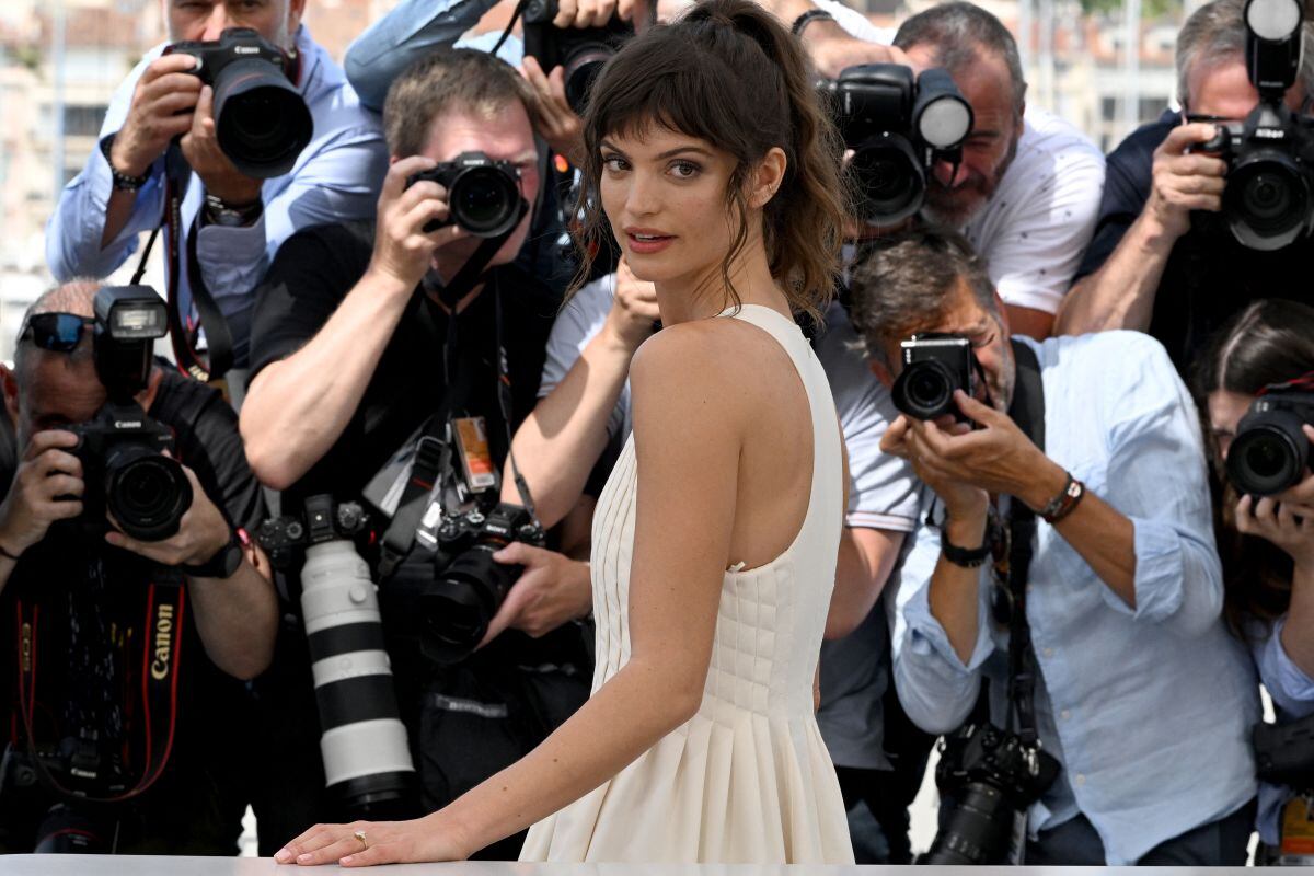 Charlbi Dean posa durante una sesión fotográfica para la película "Triangle of Sadness" en la 75ª edición del Festival de Cine de Cannes en Cannes, sur de Francia, el 22 de mayo de 2022 (Foto: Christophe Simon / AFP)